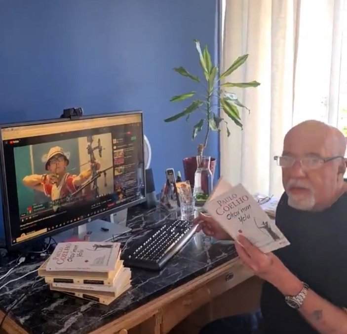 Paulo Coelho, 'Okçu'nun Yolu' adlı kitabını Mete Gazoz için imzaladı