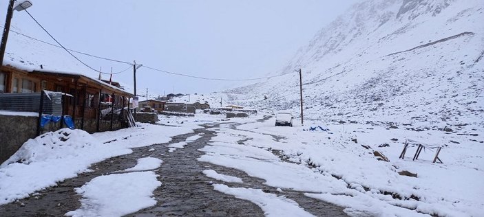 Doğu Karadeniz'de yaylalara kar yağdı