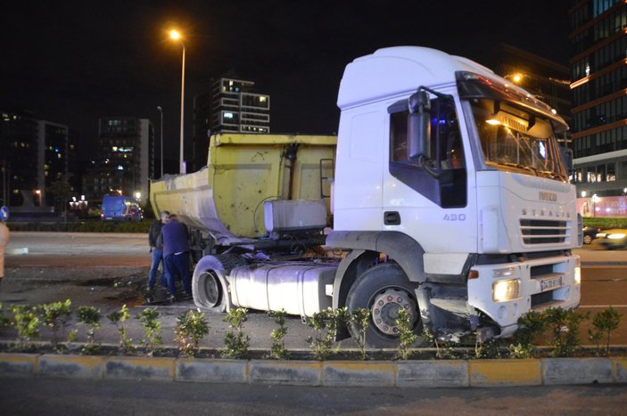 İstanbul'da İETT otobüsü, hafriyat aracına çarptı