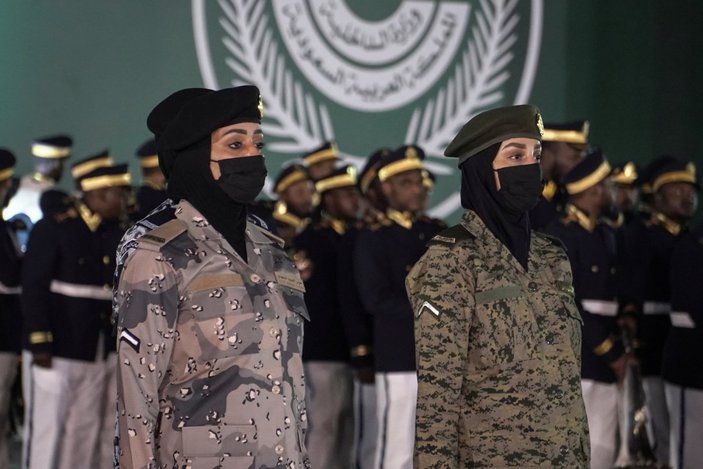 Suudi Arabistan'da kadın askerler geçit törenine katıldı
