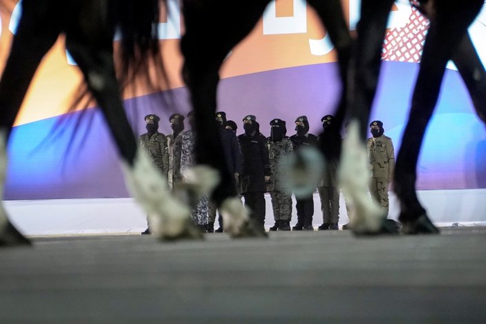 Suudi Arabistan'da kadın askerler geçit törenine katıldı