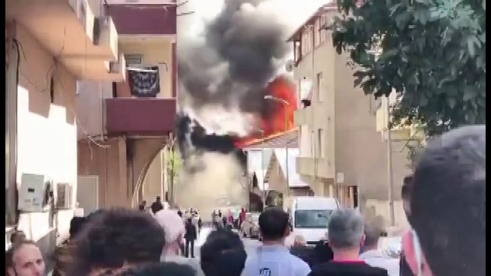 Sultanbeyli’de mobilya imalathanesi alev alev yandı