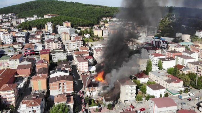 Sultanbeyli’de mobilya imalathanesi alev alev yandı