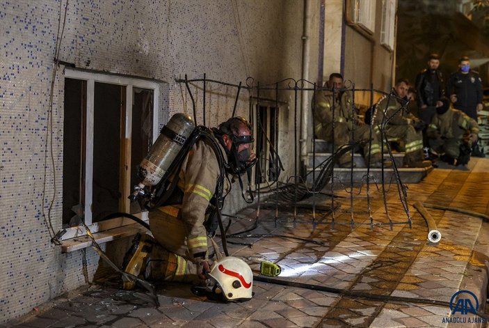 Sultangazi'de yangın: 11 kişi dumandan etkilendi