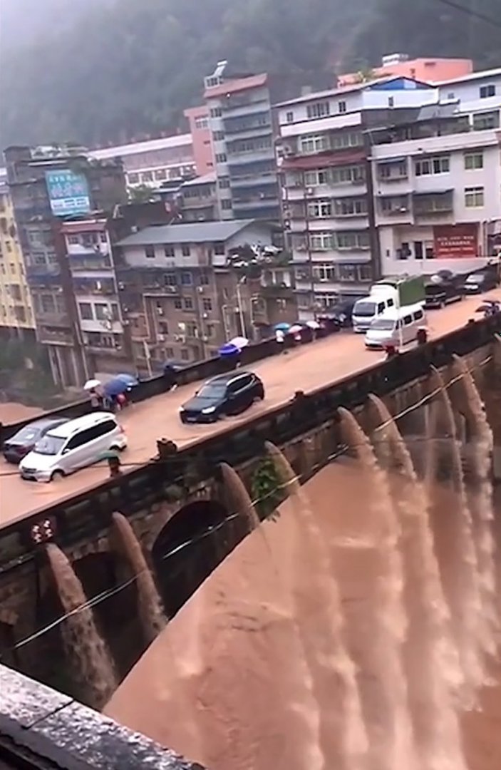 Çin'de su baskını köprüde şelale oluşturdu