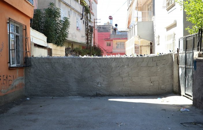 Adana’da arazi benim dedi, yol ortasına duvar ördü