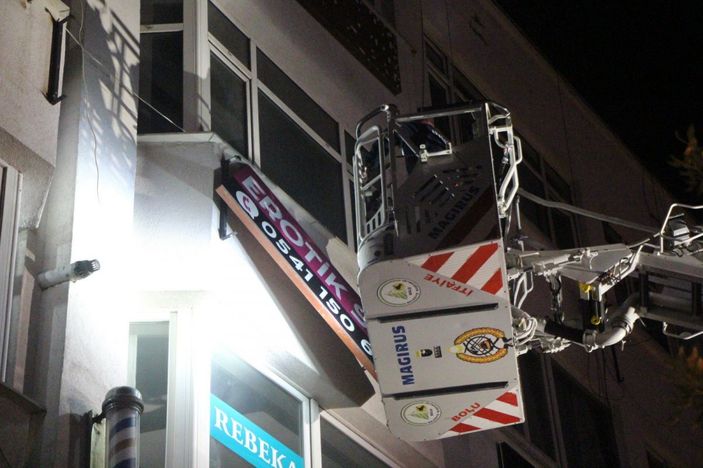 i Bolu'da ruhsatsız ‘Erotik Shop’ mühürlendi, tabelası indirildi