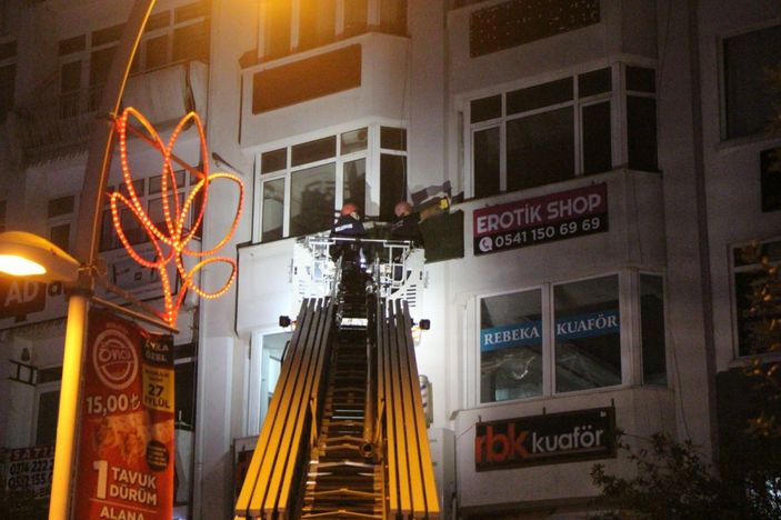 i Bolu'da ruhsatsız ‘Erotik Shop’ mühürlendi, tabelası indirildi