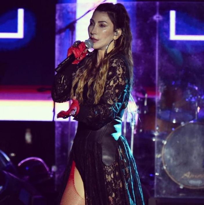 Hande Yener yine yaptı yapacağını! Kırmızı jartiyerli sahne kostümüyle nefes kesti