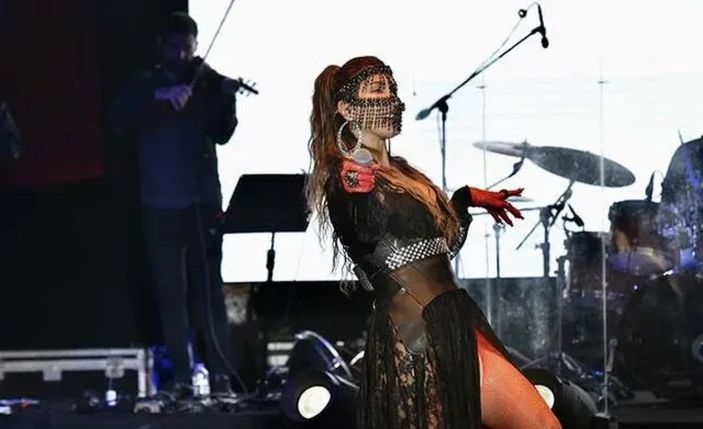 Hande Yener yine yaptı yapacağını! Kırmızı jartiyerli sahne kostümüyle nefes kesti