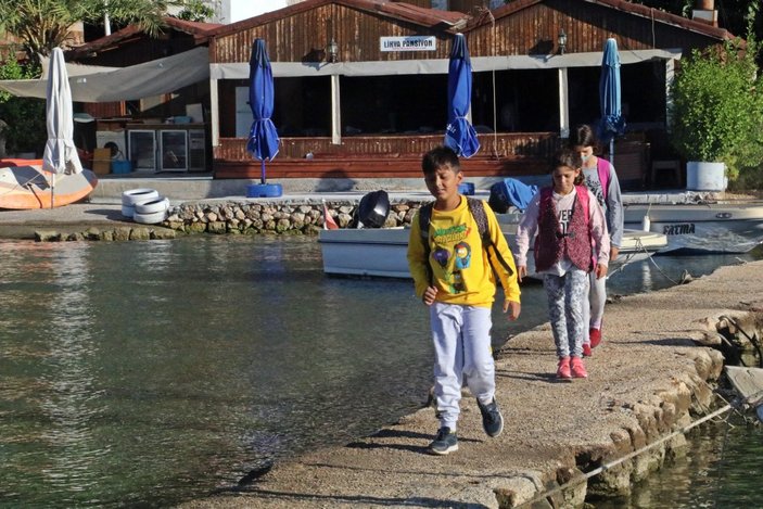 Kaleköy'de öğrenciler, okula 'mavi yolculukla' gidiyor