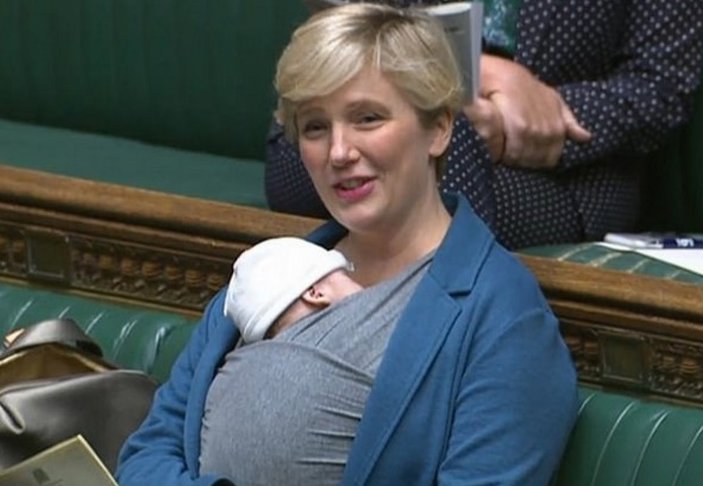 İngiliz milletvekili Creasy, koynunda bebeğiyle mecliste destek istedi