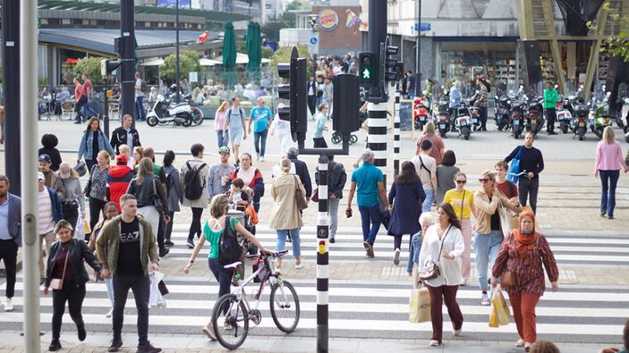 Hollanda'da sosyal mesafe kuralı kalktı