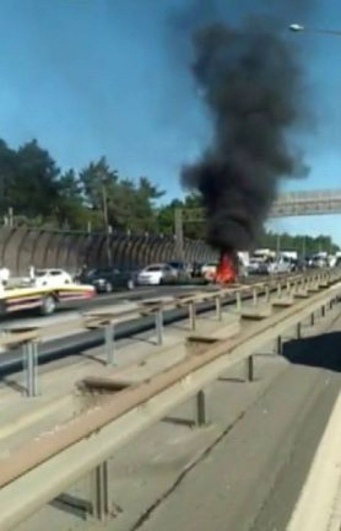 TEM'de seyir halinde motosiklet alev alev yandı