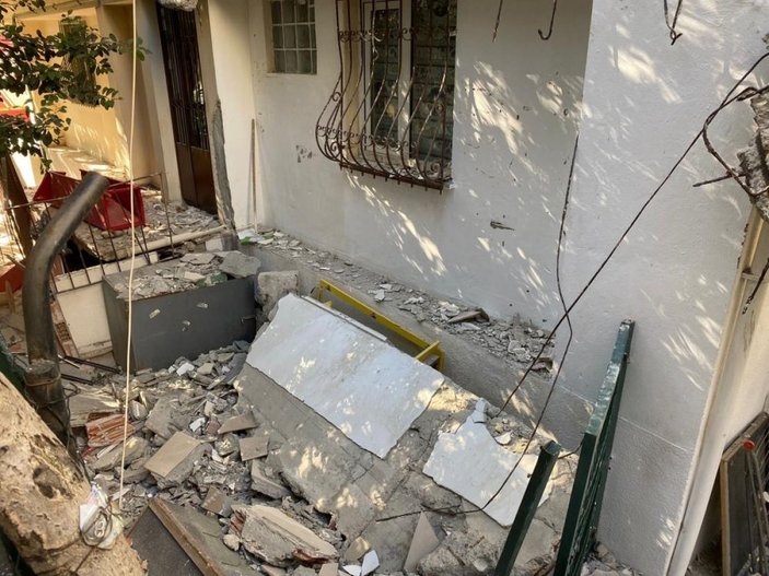 Kadıköy'de bir binanın balkonları çöktü: Büyük ölçüde hasar oluştu