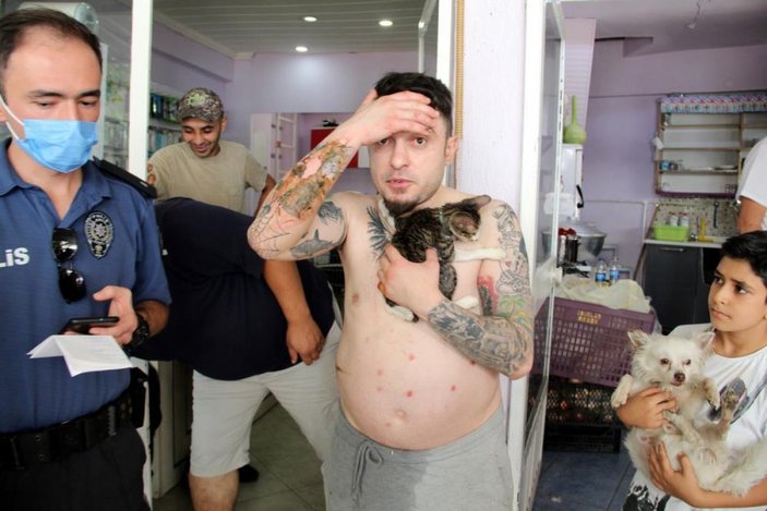 Antalya'da evi külen dönen şahıs, yaralarına aldırmayıp kedisini bağrına bastı