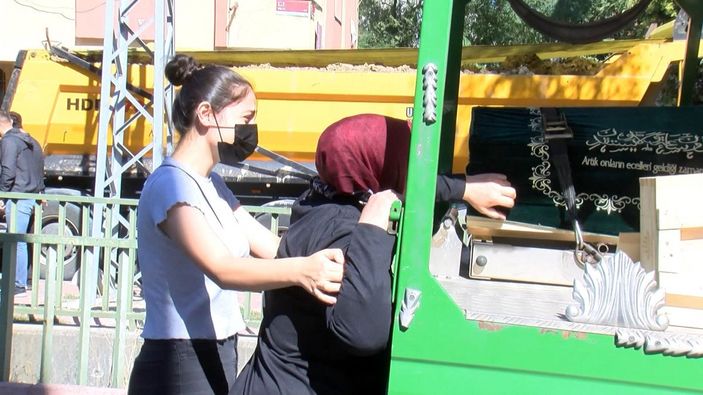 d Kocaeli'de eşinin katlettiği kadın toprağa verildi