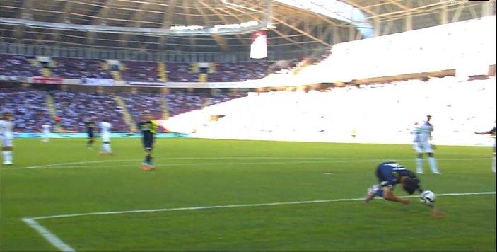 Hatayspor-Fenerbahçe maçında tartışmalı penaltı pozisyonu