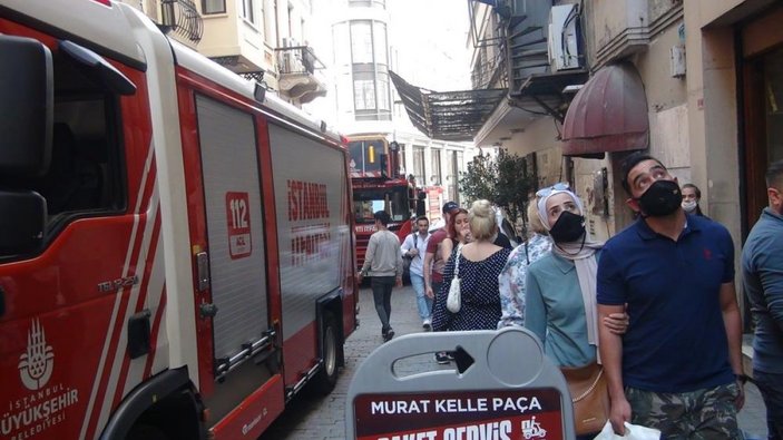 Beyoğlu'nda çıkan yangın paniğe neden oldu