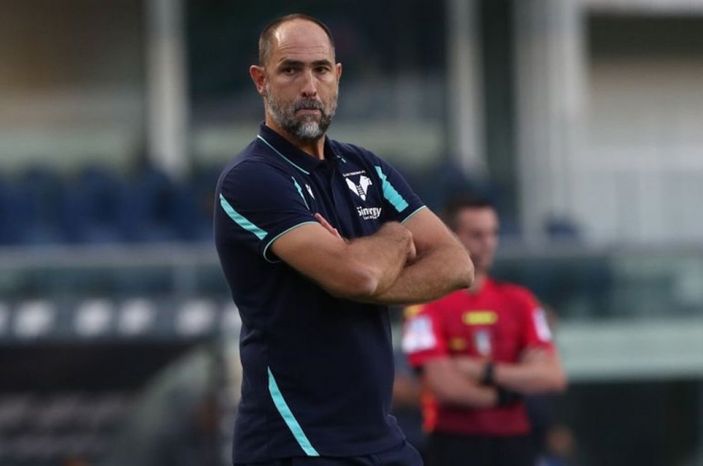 Mattia Destro elinde su şişesiyle gol attı