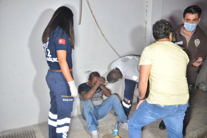 Adana'da yangında mahsur kalan şahsı bekçiler kurtardı