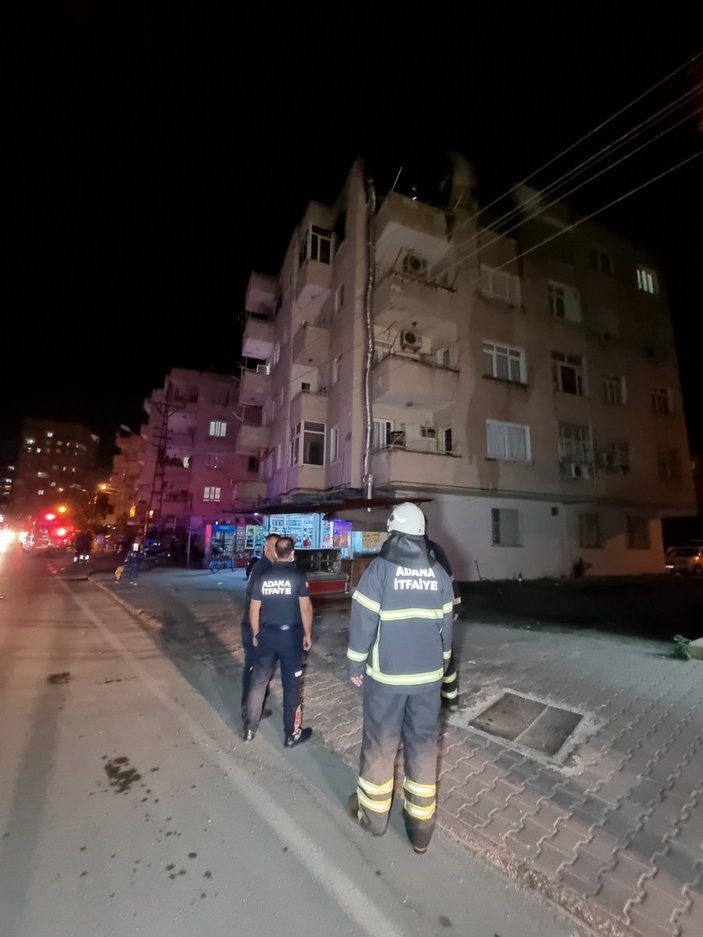 Adana'da yangında mahsur kalan şahsı bekçiler kurtardı