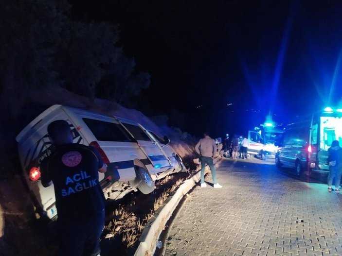 Adıyaman'da öğrencileri taşıyan minibüs devrildi: 10 yaralı