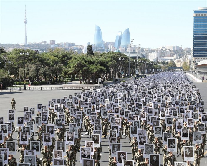 Bakü'de, şehitlerin fotoğrafları ile yürüyüş yapıldı