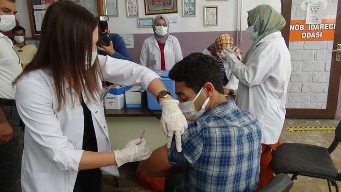 Diyarbakır’da öğrenciler aşı olmak için sıraya girdi