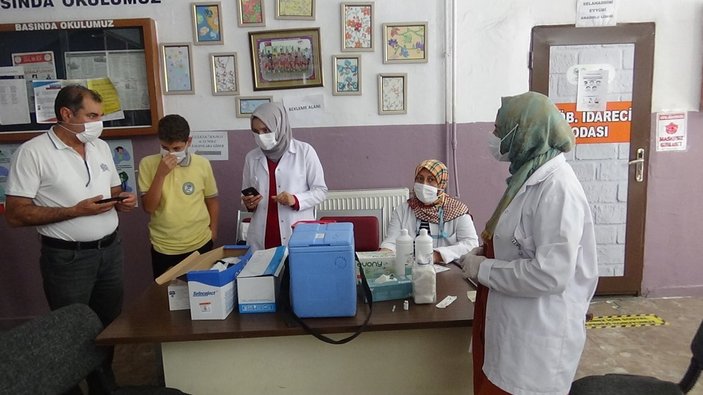 Diyarbakır’da öğrenciler aşı olmak için sıraya girdi