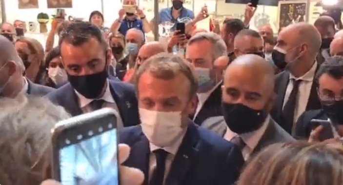 Emmanuel Macron'a yumurtalı saldırı