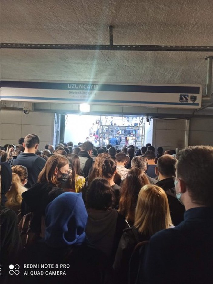 İstanbul'da metrobüs girişine konan iskele, görenleri şaşkına çevirdi