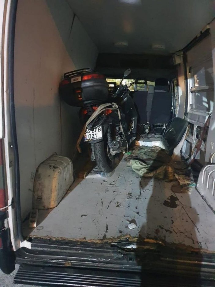 Kağıthane'de hırsızların minibüste sakladıkları motosiklet bulundu