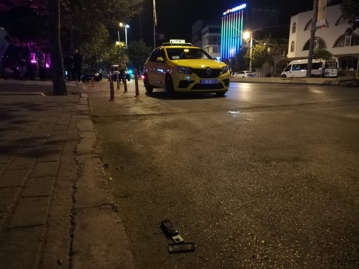 İzmir’de yarış yapan otomobilin çarptığı taksici ağır yaralandı