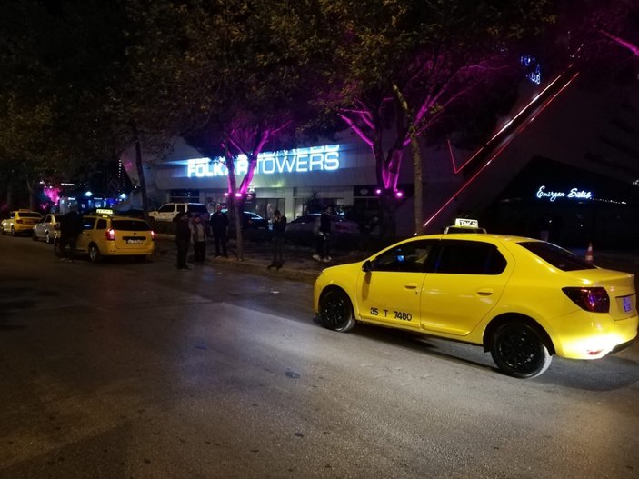 İzmir’de yarış yapan otomobilin çarptığı taksici ağır yaralandı