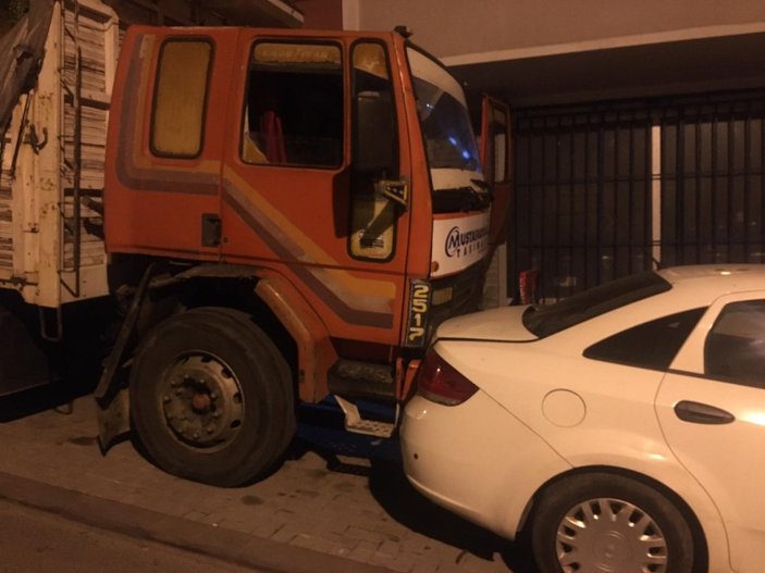 İstanbul'da 8 aracın hasar görmesine neden olan şoförü tüple dövmeye çalıştılar