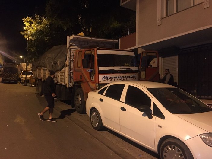 İstanbul'da 8 aracın hasar görmesine neden olan şoförü tüple dövmeye çalıştılar