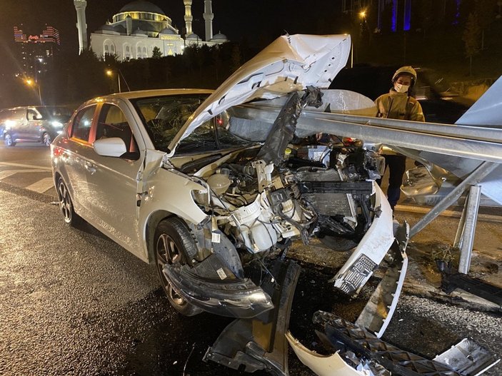 Ataşehir TEM Otoyolu'nda bariyer otomobile saplandı: 2 yaralı