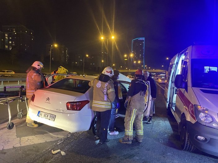 Ataşehir TEM Otoyolu'nda bariyer otomobile saplandı: 2 yaralı