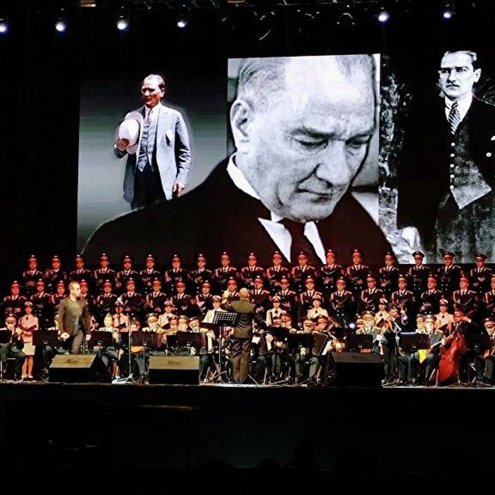 Haluk Levent, Rus Aleksandrov Kızılordu Korosu ile konser verdi