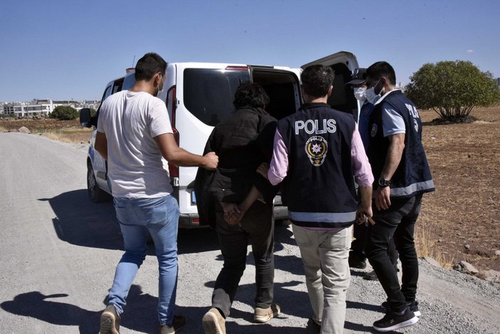 Şanlıurfa’da, fıstık bahçesinde 17 kaçak göçmen yakalandı
