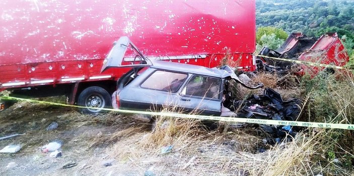 Manisa'da kamyonla çarpışan otomobildeki 2 kardeş öldü