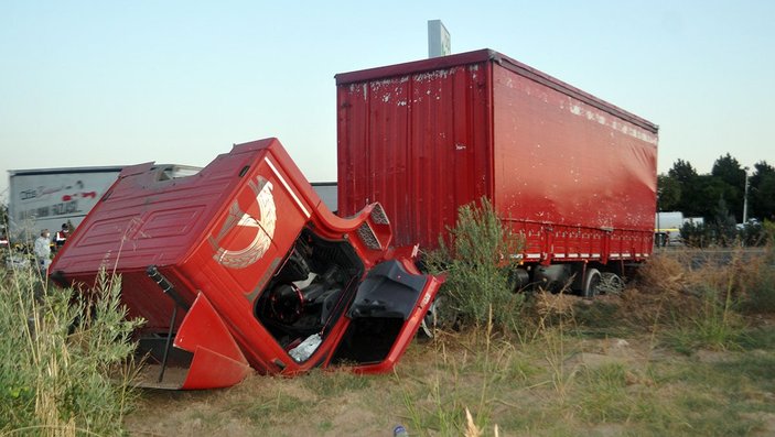 Manisa'da kamyonla çarpışan otomobildeki 2 kardeş öldü