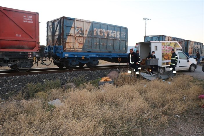 Afyonkarahisar'da seyir halindeki kamyonete yük treni çarptı