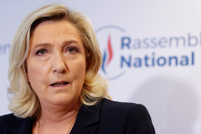 Marine Le Pen'den göçmenlere karşı referandum önerisi