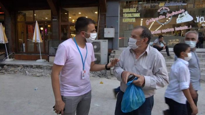 Siirt'te sağlık çalışanları vatandaşları aşı olmaya ikna ediyor