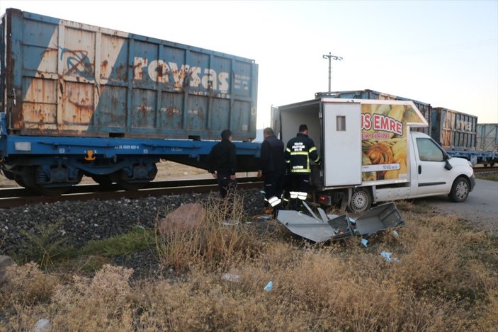 Afyonkarahisar'da seyir halindeki kamyonete yük treni çarptı