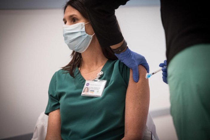 ABD'de bir hastane zinciri aşı olmayan 175 çalışanını işten çıkardı