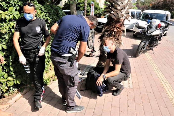 Antalya'da kafede oturan kadının çantasını çalan hırsızlar yakalandı