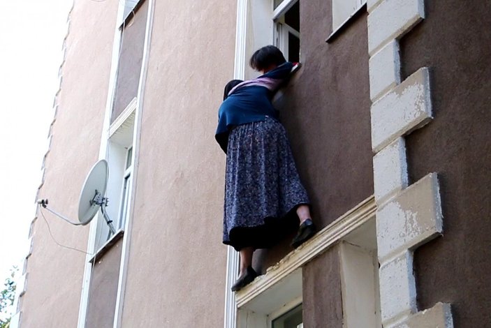 Erzurum'da pencereden atlamak isteyen annesini zor tuttu